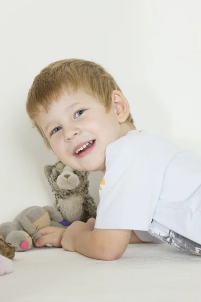 Portret chłopca z zabawką — Zdjęcie stockowe
