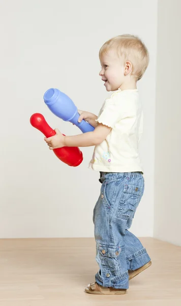Στέκεται κοριτσάκι παίζει με skittles — Φωτογραφία Αρχείου