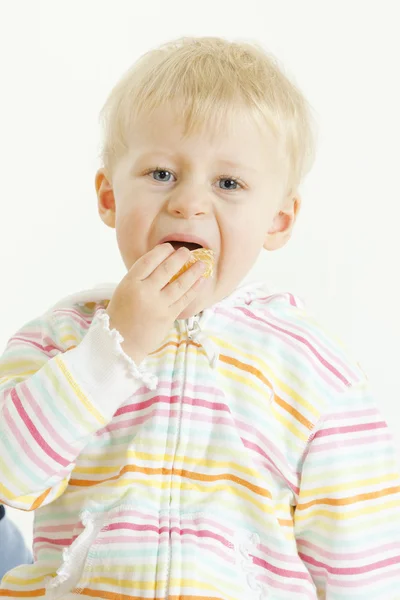 Портрет младенца, поедающего мандарин — стоковое фото