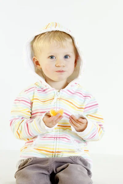 Mandarin yemek yürümeye başlayan çocuk portresi — Stok fotoğraf