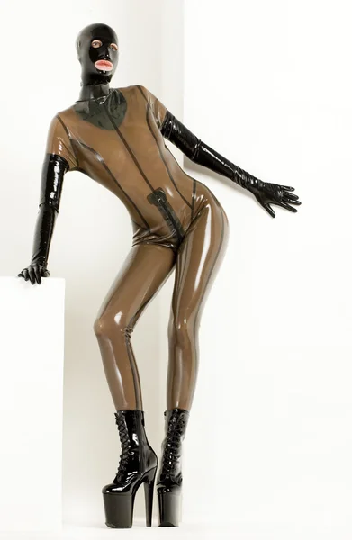 Stojící žena na sobě latexové oblečení — Stock fotografie