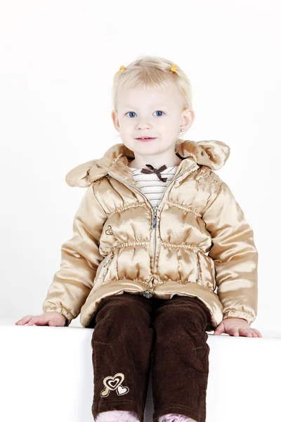 Retrato de menina vestindo jaqueta — Fotografia de Stock