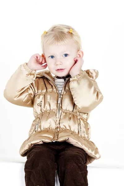 Ritratto di bambina che mostra i suoi orecchini — Foto Stock
