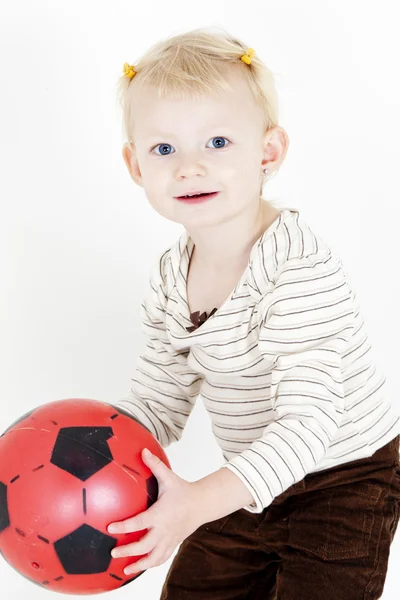 Küçük kız ile top oynarken portresi — Stok fotoğraf