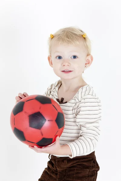 小さな女の子がボールに戯れの肖像画 — ストック写真