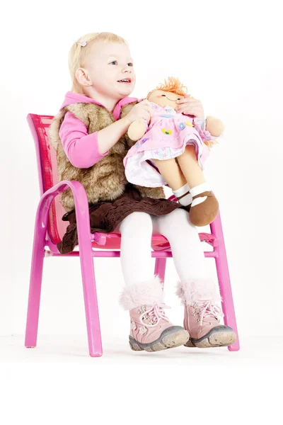 Το κοριτσάκι παίζει με μια κούκλα. — Φωτογραφία Αρχείου