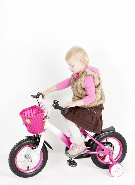 Bambina in sella alla bicicletta — Foto Stock