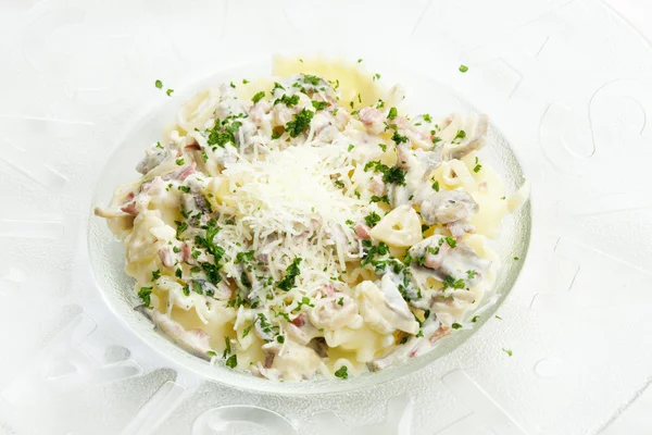 Pasta with ham and champignons on white wine — Stock Photo, Image