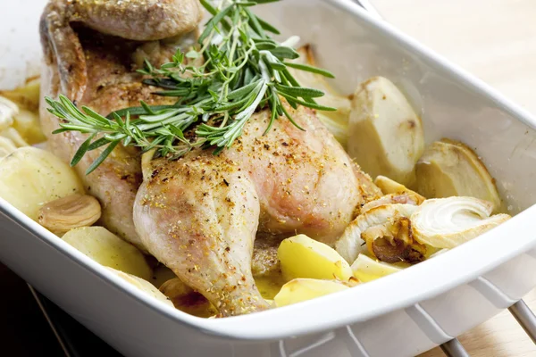 Kylling bakt med løk og poteter – stockfoto