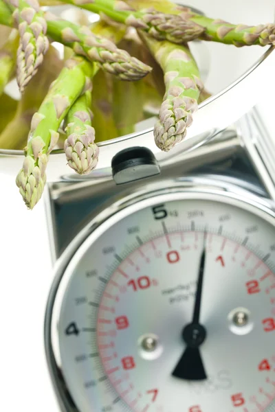 Asparagi verdi su bilance da cucina — Foto Stock