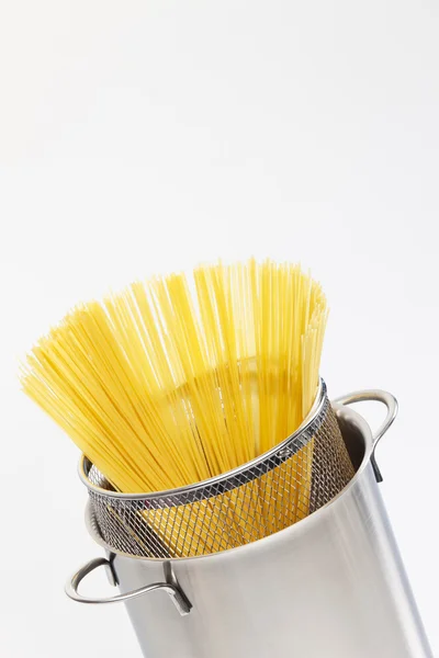 Špagety v hrnci — Stock fotografie