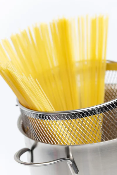 鍋にスパゲティ — ストック写真