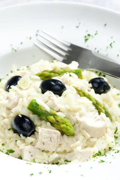 Chicken rissoto with asparagus and olives — Stock Photo, Image