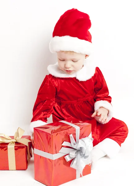 Liten flicka som jultomte med jul presenterar — Stockfoto
