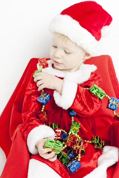 Κοριτσάκι ως Άγιος Βασίλης με αλυσίδα Χριστούγεννα — Φωτογραφία Αρχείου