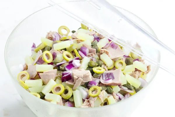 Ton balığı ile Akdeniz patates salatası — Stok fotoğraf