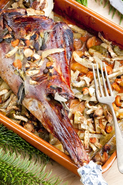 Venison rump baked on vegetables with bay leaf and Jamaica peppe — Stock Photo, Image