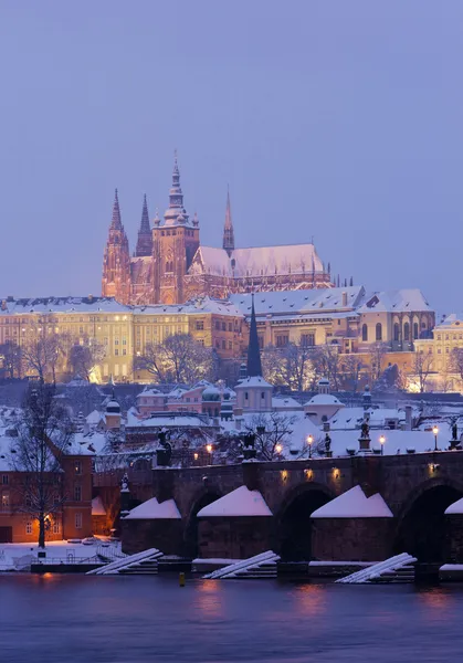 Hradcany med Karlsbron i vinter, Prag, Tjeckien — Stockfoto