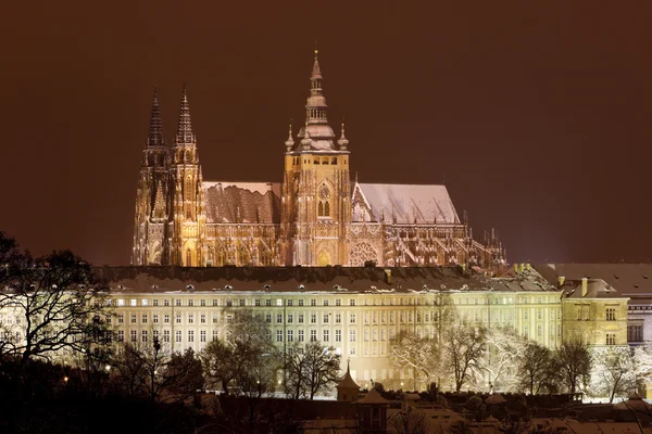 Praagse burcht in de nacht, Tsjechië — Stockfoto