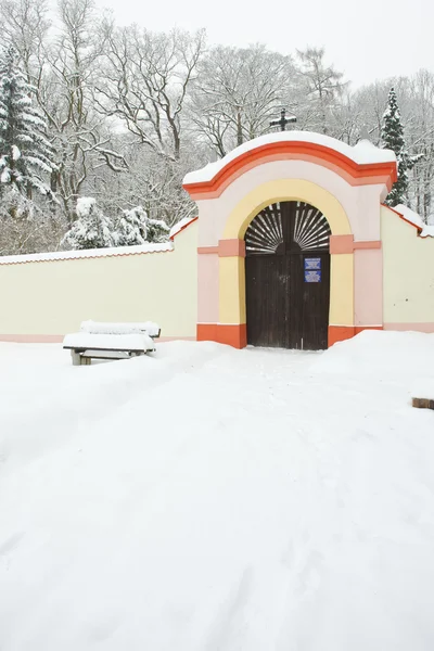 Grundstück der Kirche St. Peter und Paul, Lisna, Tschechische Republik — Stockfoto