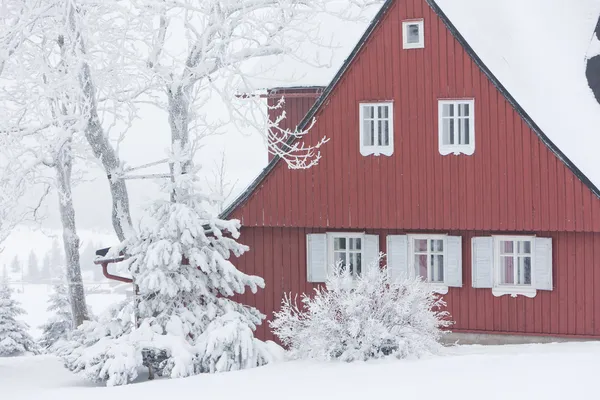 Casa de campo no inverno, Jizerske Mountains, República Checa — Fotografia de Stock
