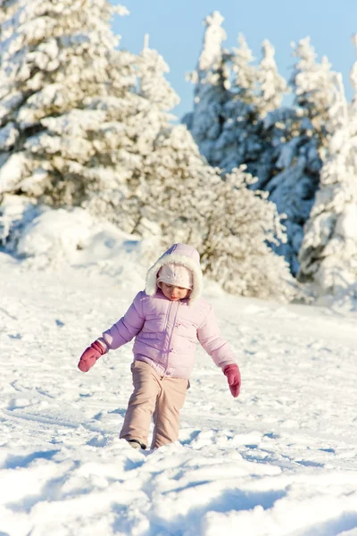 Gadis kecil di musim dingin Pegunungan Orlicke, Republik Ceko — Stok Foto
