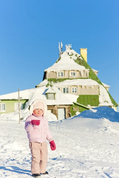 Petite fille devant le chalet Masarykova, Montagnes Orlicke à — Photo