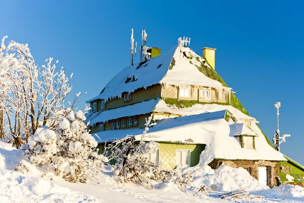 Masarykova のコテージは、冬には、チェコ共和国の orlicke 山 — ストック写真