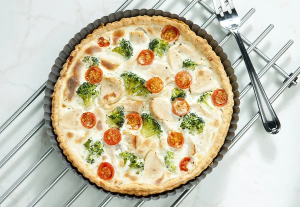 Cake with broccoli, cherry tomatoes and chicken meat — Stock Photo, Image