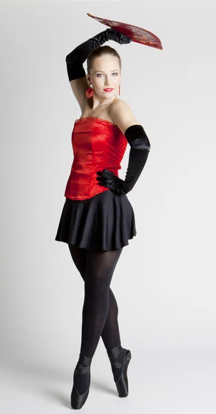 Bailarina de ballet sosteniendo un ventilador —  Fotos de Stock