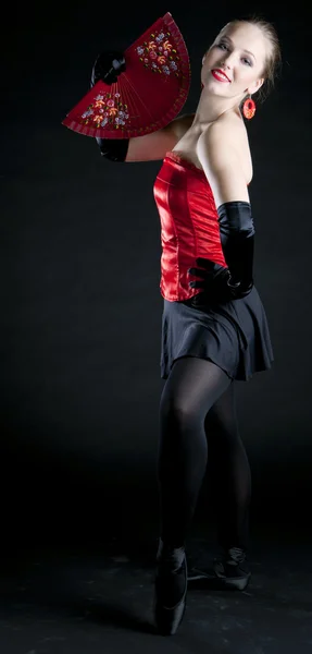 Bailarina de ballet sosteniendo un ventilador — Foto de Stock