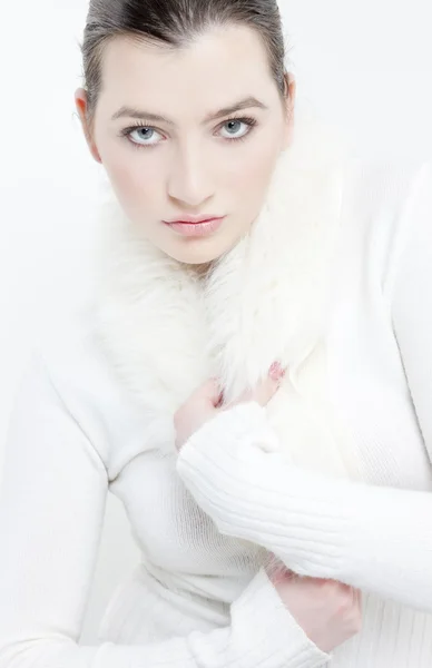 Retrato de jovem mulher vestindo camisola branca — Fotografia de Stock