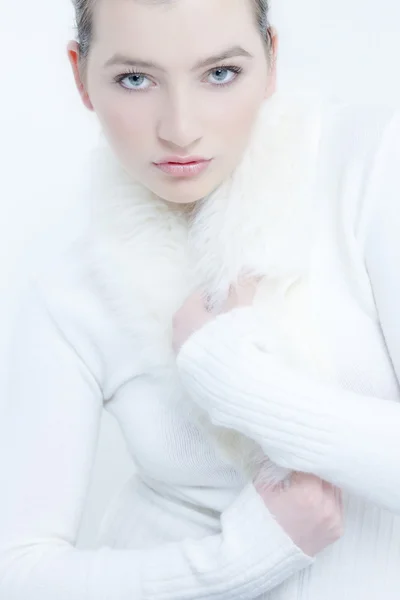 Fehér pulóvert viselt, fiatal nő portréja — Stock Fotó