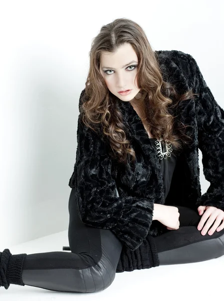 Sentado jovem mulher vestindo roupas pretas — Fotografia de Stock