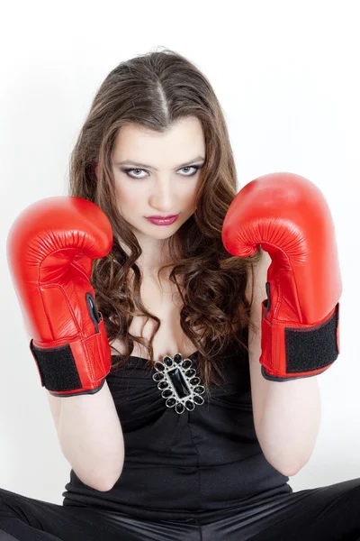 Retrato de mujer joven con guantes de boxeo — Foto de Stock