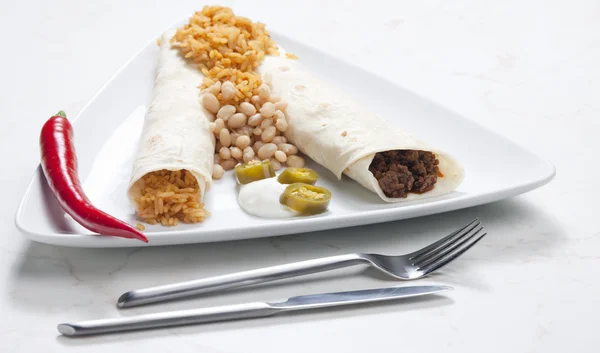 Burritos de carne con frijoles y arroz —  Fotos de Stock