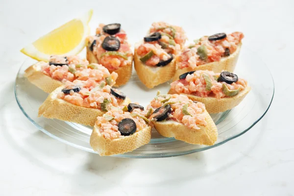 Tartare de saumon aux câpres et olives noires — Photo