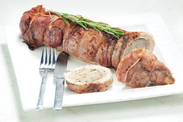 Nötkött rulle fylld med köttfärs kött och örter — Stockfoto
