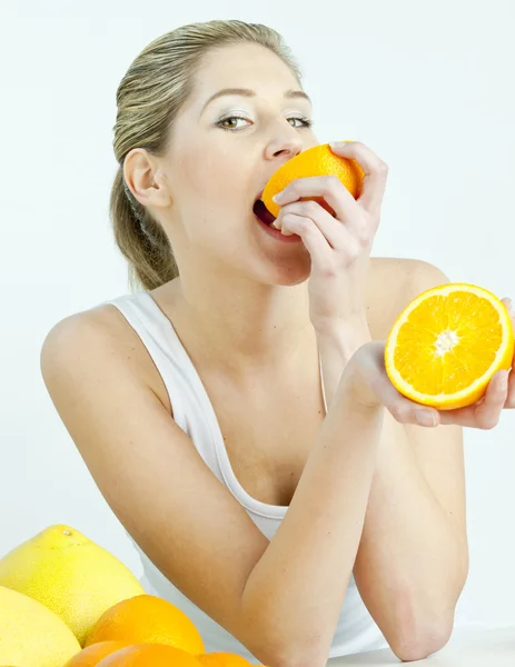 Retrato de jovem mulher comendo laranja — Fotografia de Stock