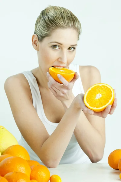 Retrato de jovem mulher comendo laranja — Fotografia de Stock