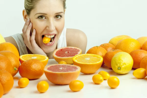 柑橘系の果物を持つ若い女性の肖像画 — ストック写真