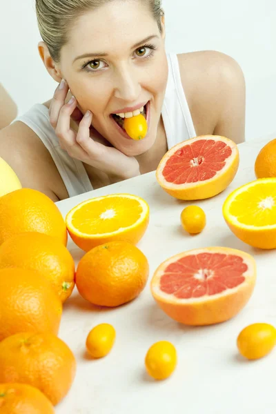 Portret młodej kobiety z owoców cytrusowych — Zdjęcie stockowe
