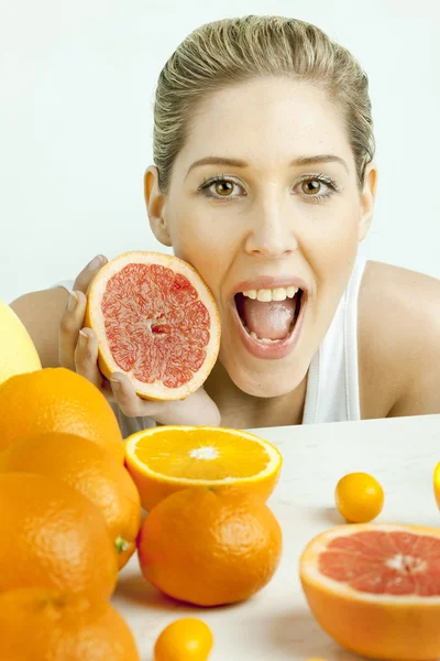 Porträtt av ung kvinna med grapefrukt — Stockfoto