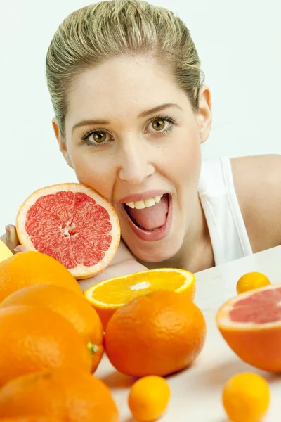 Grapefruit fiatal nő portréja — Stock Fotó