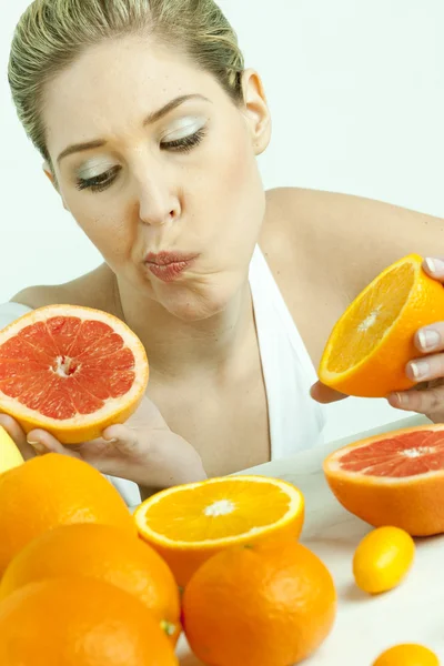 Portrét mladé ženy s citrusových plodů — Stock fotografie