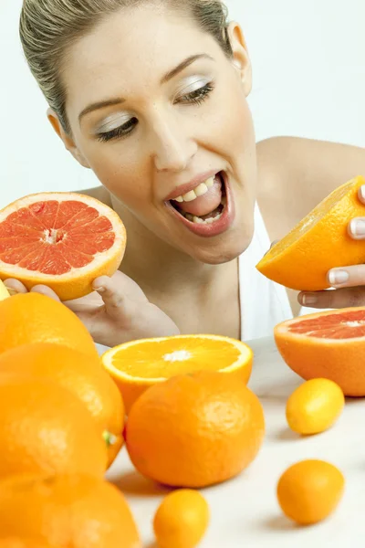 Portret van een jonge vrouw met citrusvruchten — Stockfoto