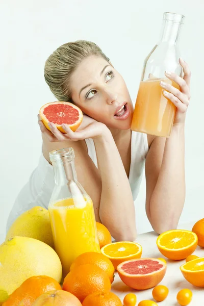 Ritratto di giovane donna con agrumi e succo d'arancia — Foto Stock