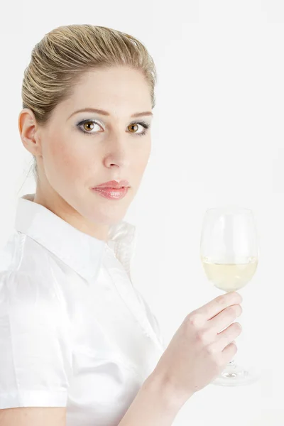 Portret młodej kobiety ze szklanką białego wina — Zdjęcie stockowe