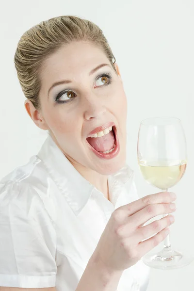 一个喝了一杯白葡萄酒的年轻女子的画像 — 图库照片