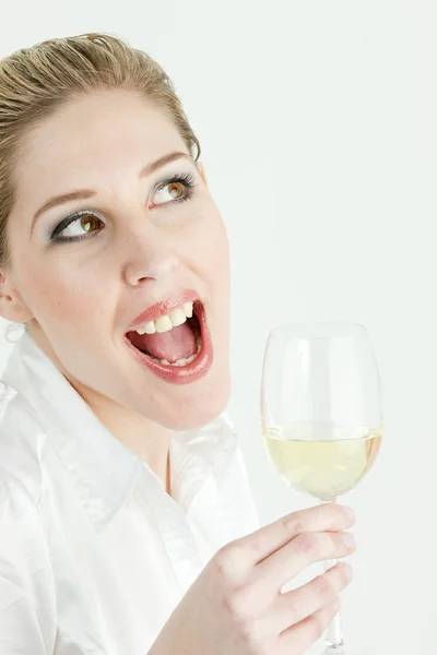 Portrét mladé ženy se sklenkou bílého vína — Stock fotografie